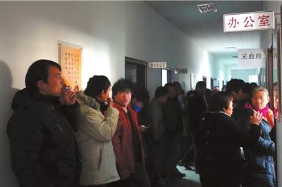卖血者正在排队。 